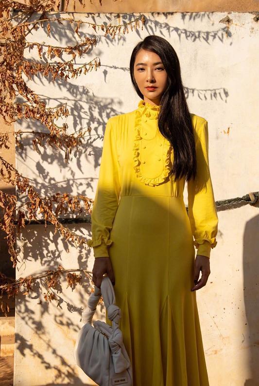 曹格老婆吴速玲气质真像超模一袭黄裙紫色裤袜意外高级