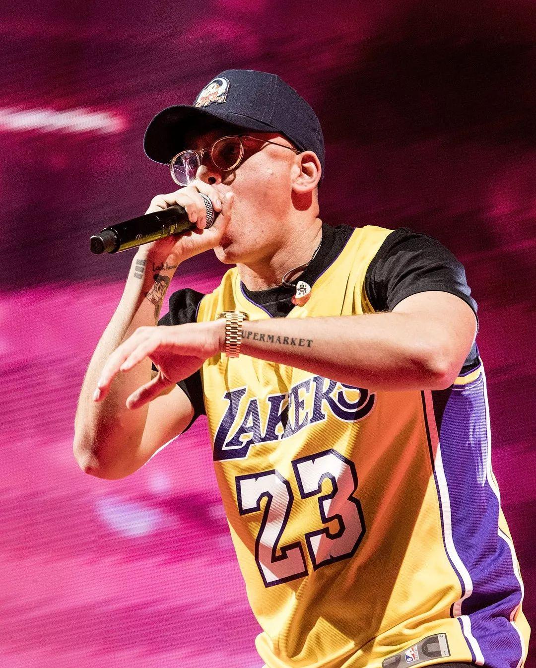 詹姆斯的影响力说唱歌手logic身穿湖人23号球衣登台表演
