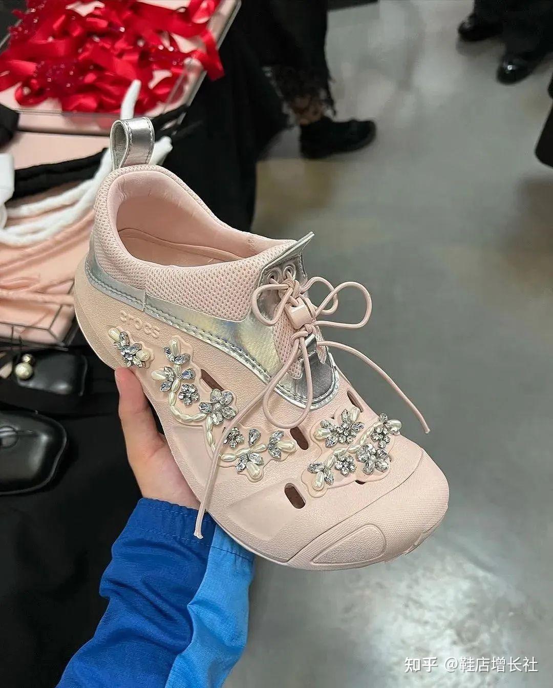 simone rocha x crocs合作鞋款5,液态银色在复兴起来的y2k美学里,银色