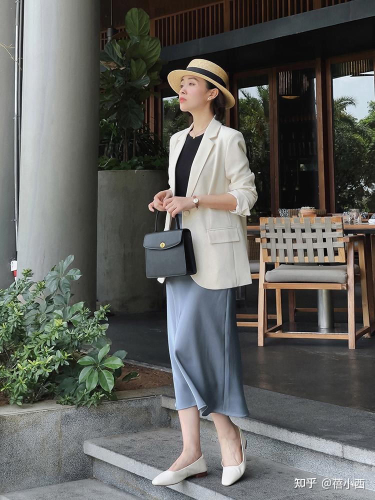 有钱人穿衣更简约阔太胡静真空穿西装高配阔腿裤真高级