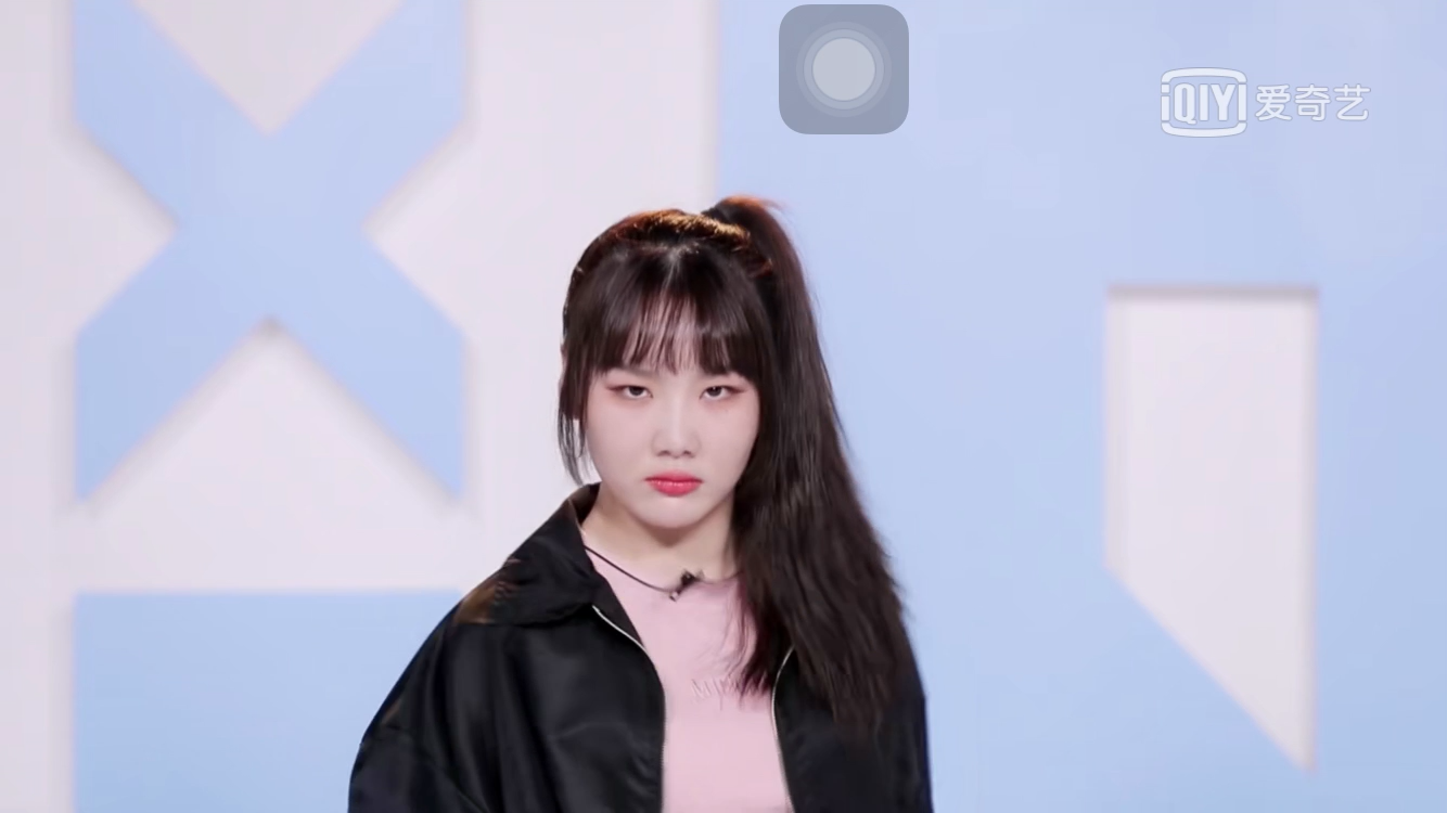 谢邀～我看视频时弹幕里有说"这才是素人参加节目里的正常表现" 一