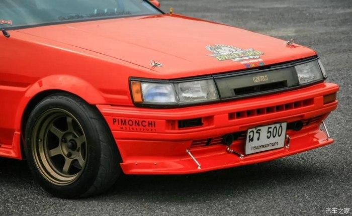 身为同款的三厢版的ae86 levin,使用更为呆滞的明灯设计而且一定要