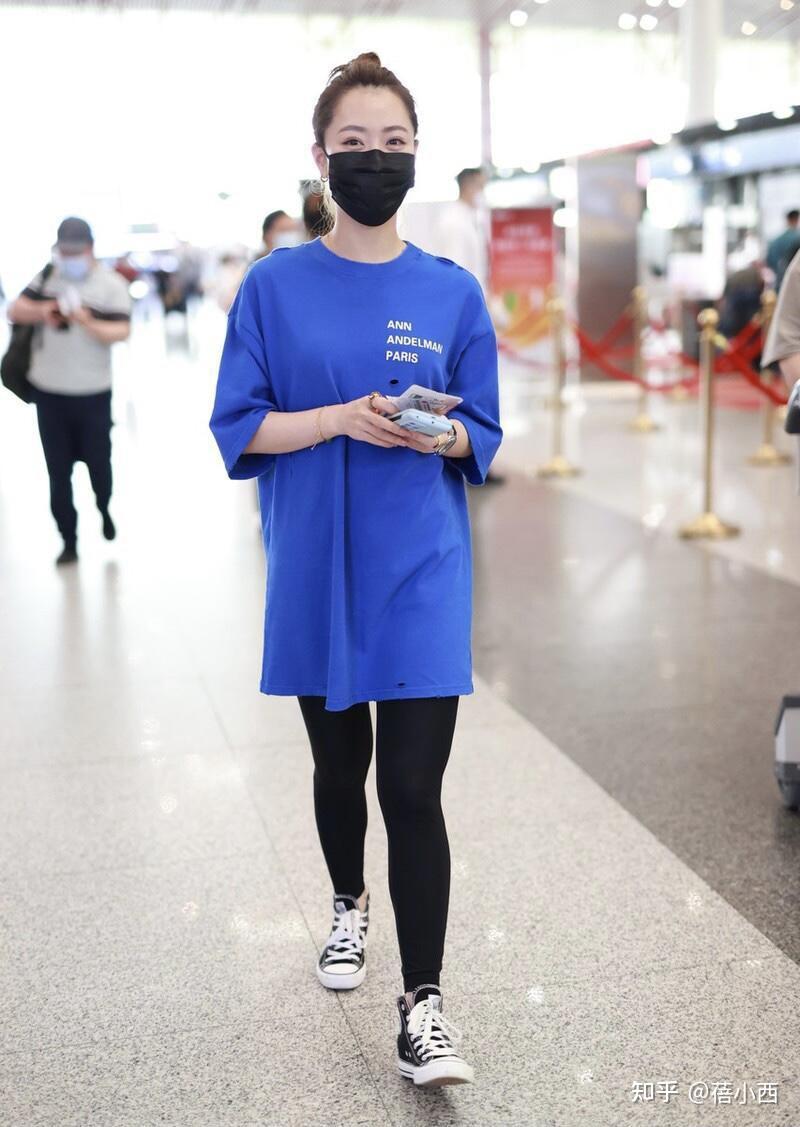 白冰真是妈系女神代表穿蓝t恤配打底裤超减龄不像80后