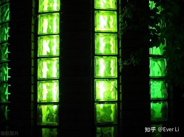 铜锈自然是绿色的,关键还是发了"霉"的绿.