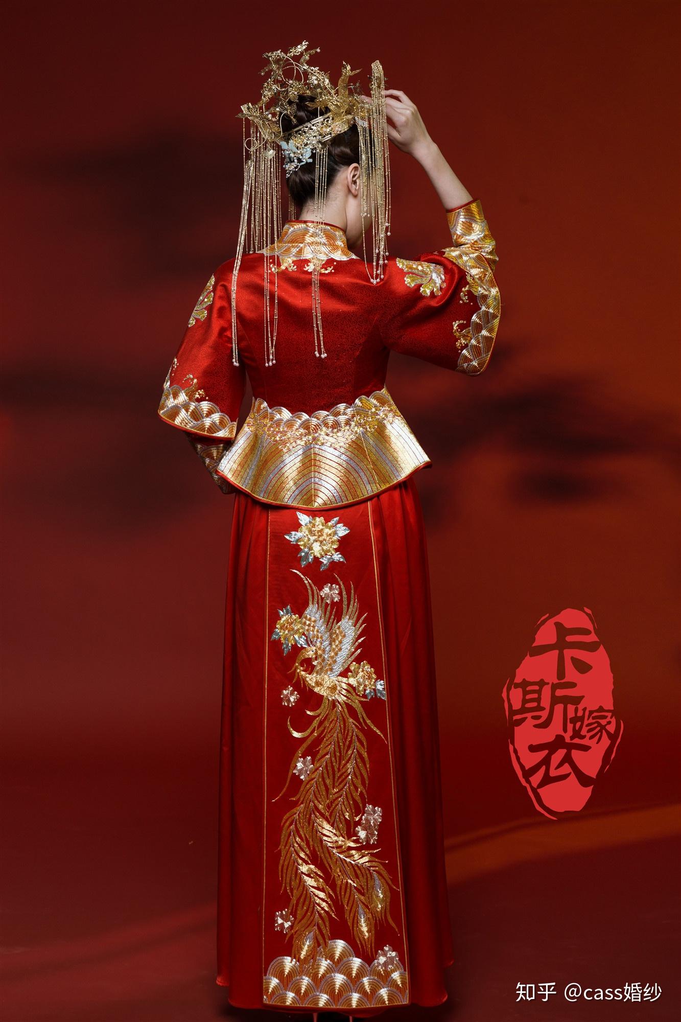 这款嫁衣由许多细小珠钻结合手工刺绣制作而成,全身采用红色与黄色