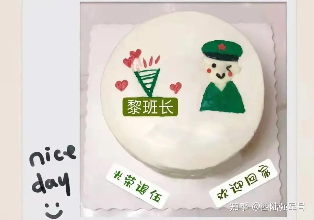 在成都市玲珑郡小区,退役老兵黎凤辉的家人提前订制蛋糕和鲜花,迎接他
