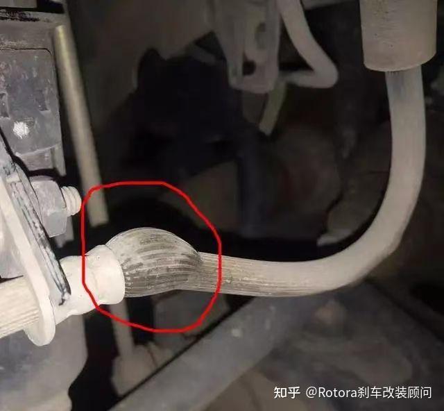 7515 剎車疲軟虛位,是因為原車橡膠油管受熱膨脹,導致制動壓力不