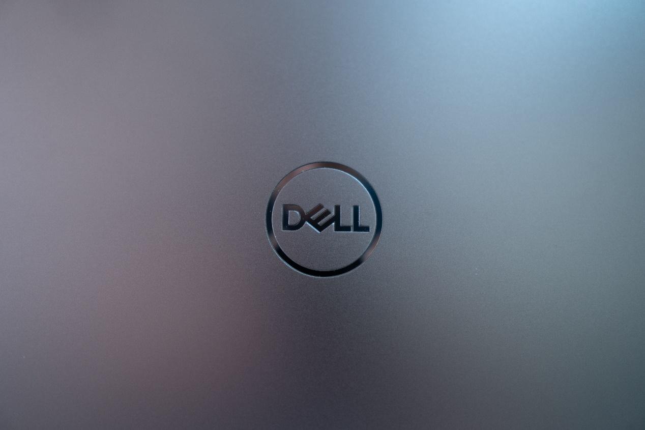 磨砂的伯爵灰加上镜面处理的戴尔logo,更凸显商务性