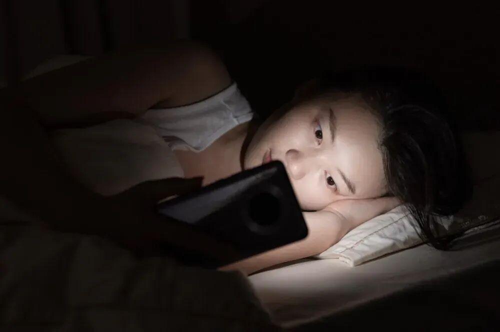 那些经常用“护眼模式”刷手机的人,后来都怎么样了?