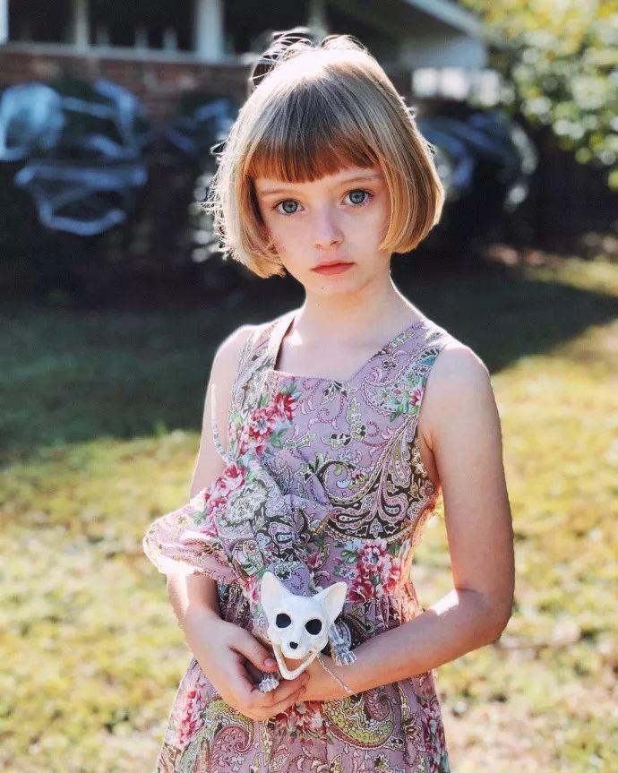 在olive很小的时候,就因为一段在车上刚刚睡醒的视频从ins一路火到了