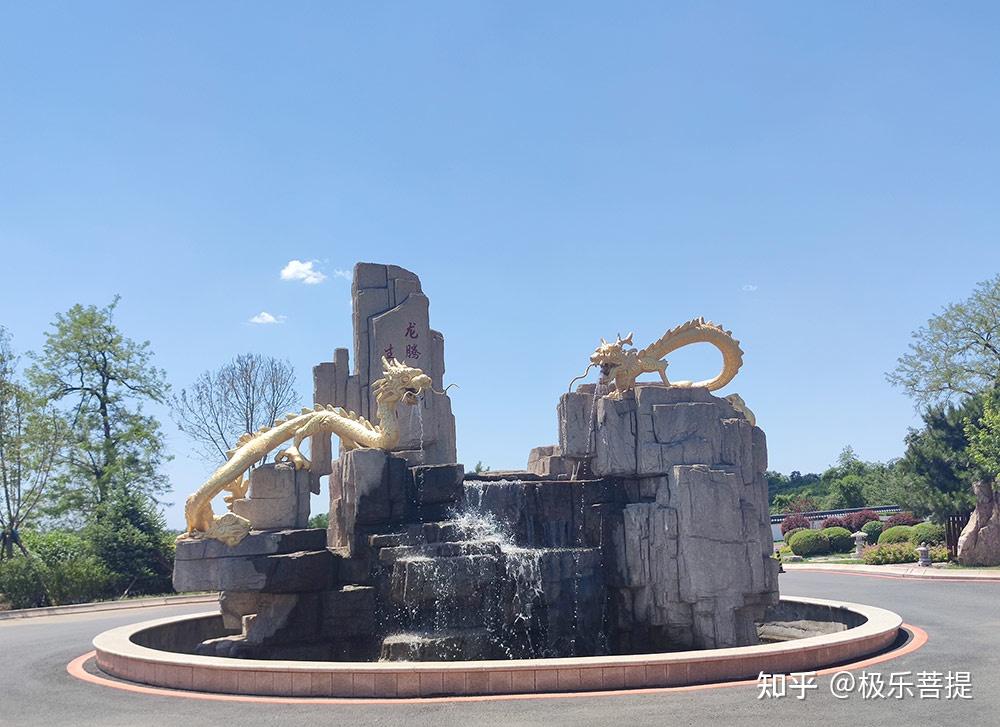 位于沈北七星山风景区的犀牛山上,前有石佛寺,后有辽滨塔,形成墓园