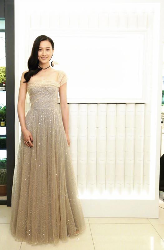 陈法拉穿礼服好高雅硕士毕业当了选美冠军同框杨紫琼气质不减