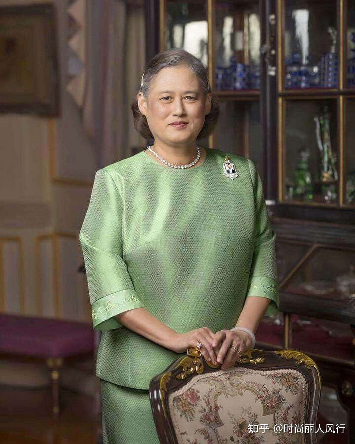 诗琳通公主亮相庆祝69岁生日穿紫裙亮相消瘦了很多头发都白了