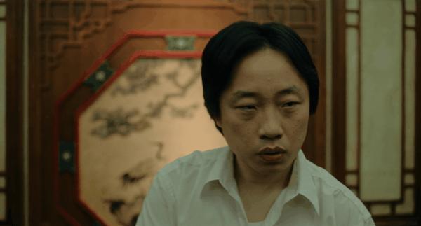 华裔新剧《内景唐人街》,讽刺拉满,狂捅白人社会肺管!