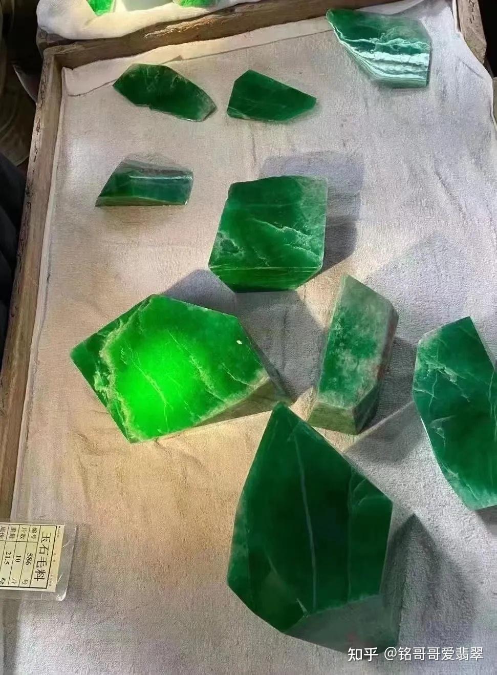 惊艳了所有人的一份帝王绿翡翠原石莫过于此次平洲公盘内,翡翠行业内