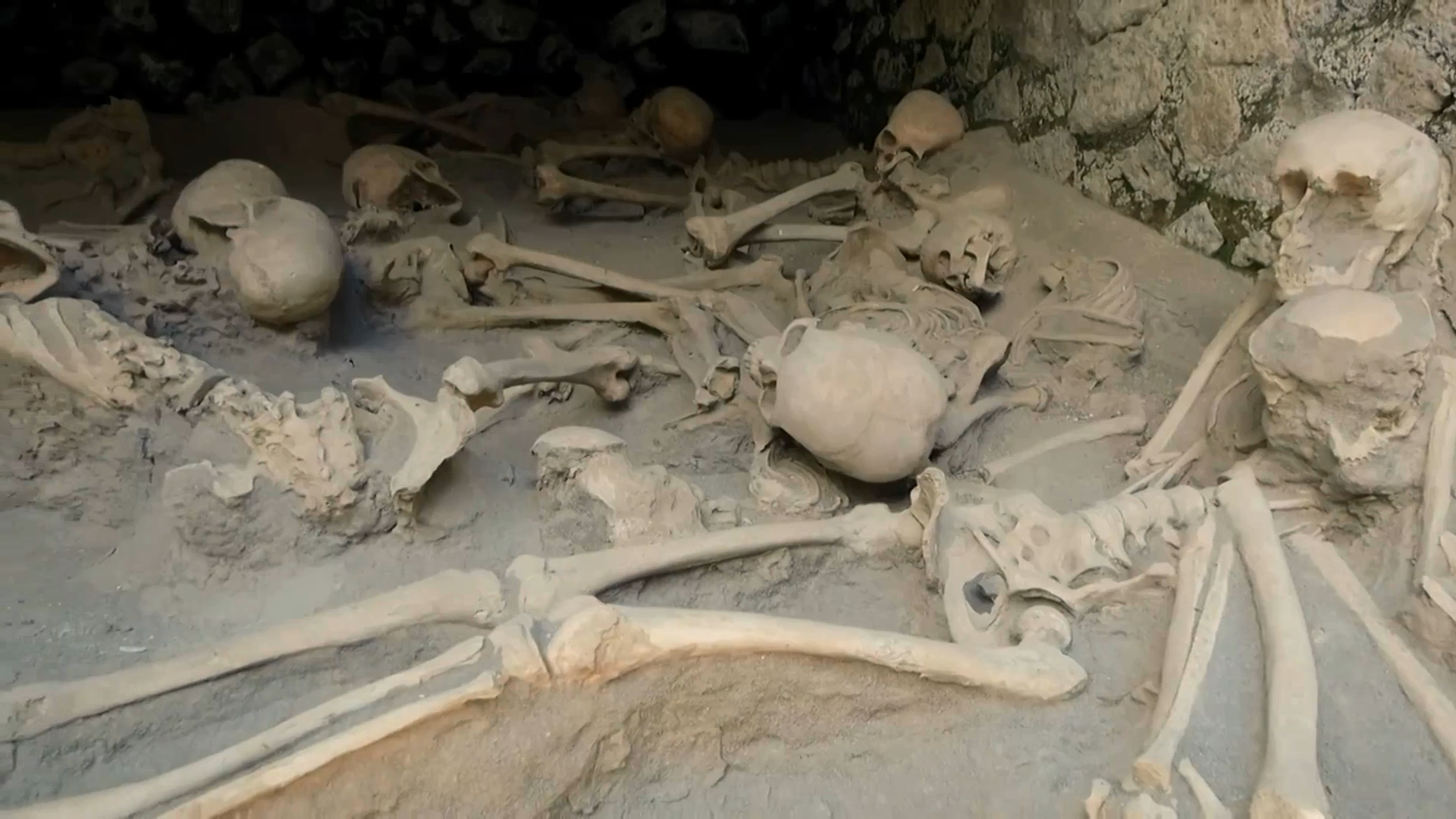 脑浆沸腾头骨爆炸肌肉蒸发组织玻璃化火山毁灭城市的瞬间比地狱更可怕