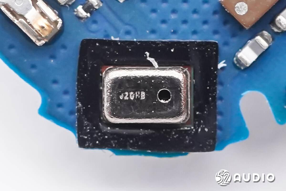 沿合模线打开耳机腔体,内部前后腔各设置有一块pcb板,中间固定电池