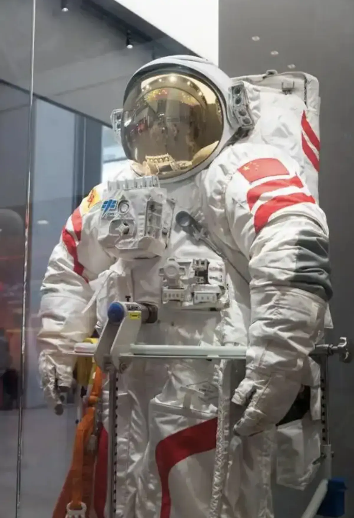空间站上新舱外航天服,旧航天服怎么处理?空间站航天员饼干揭秘 - 知乎