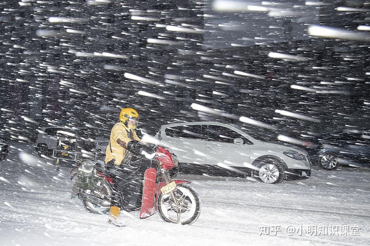 午飯和晚飯的時間段是必須在線的,惡劣天氣,颳風,暴雨,下雪也是必須