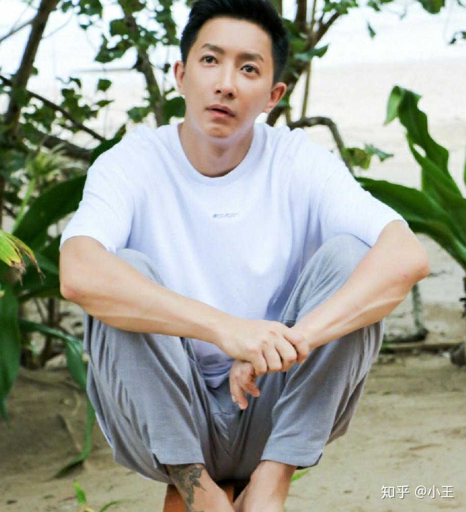 韩庚晒出霸气坐姿美照腿上的纹身抢了镜这是纹的啥