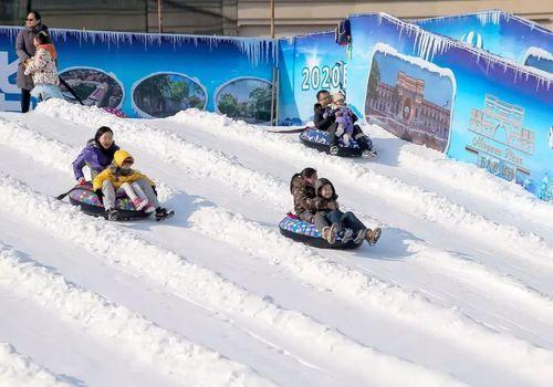 在鞍山,鞍山動物園開啟了冰雪嘉年華系列活動,超長雪滑梯,雪地摩托,雪