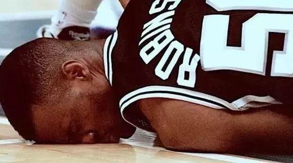 在那个时代马龙的铁肘是让全联盟都闻风丧胆,当时很多球迷都建议联盟