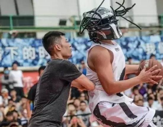 路人王48冠有多难头盔哥告诉你答案如今开球馆年入百万