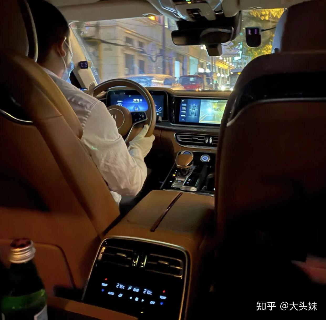 满满的高级感她刚来的时候的朋友圈经常发这种「堵车照片」我其实一