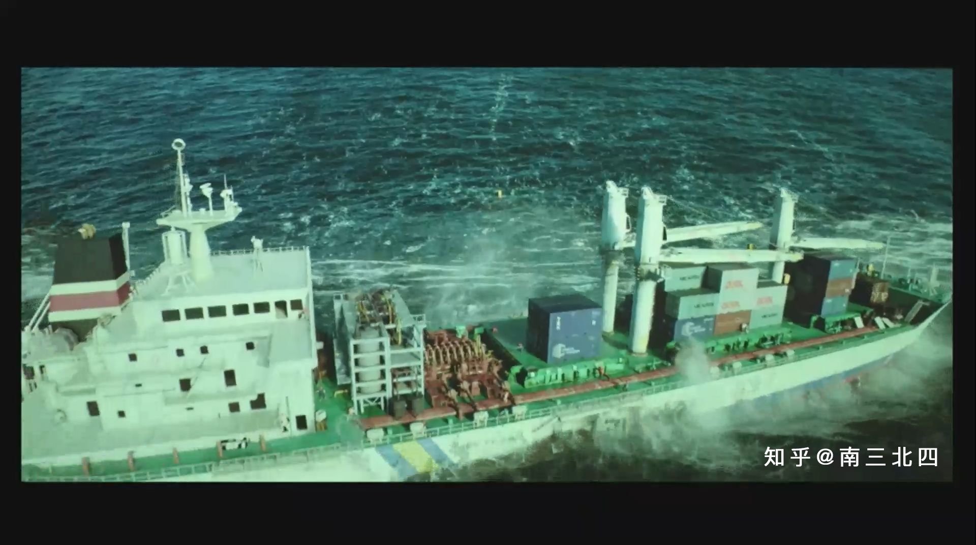 但仔细看会发现这半截船并不是来自之前巨浪中的那艘,巨浪中的那艘船