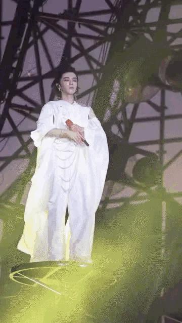 华晨宇质问到底惹了谁官宣演唱会拒绝月经羞耻冲上热搜矛头直指张杰