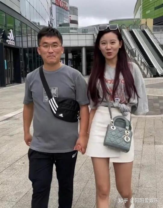 可以提高他的流量以及关注度;而且可以通过收女徒弟的名义选择女朋友