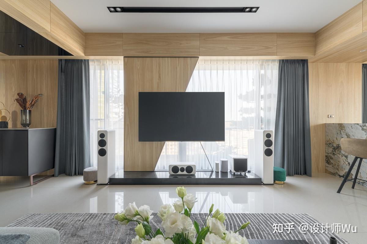 迎面落地采光照亮生动家庭场景,凸显了三面采光优势,并以梯形木色量体