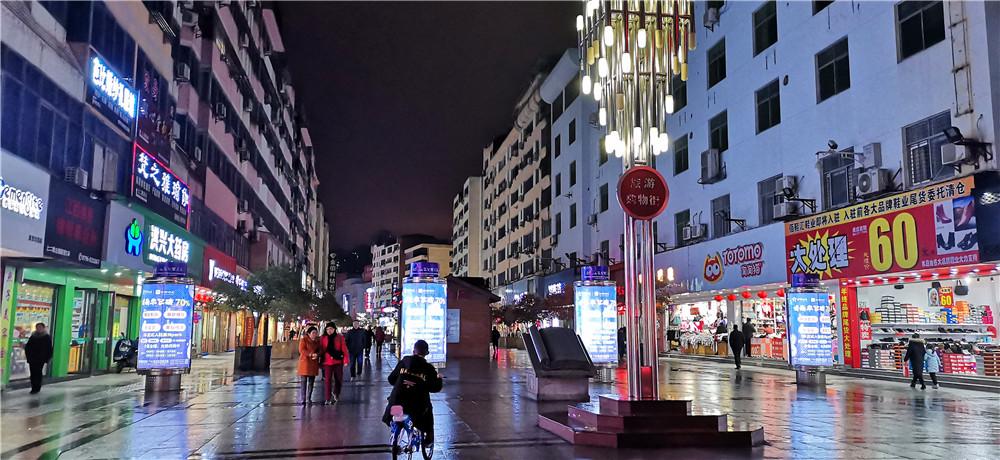 文山步行街位于吉安市老城区中心商业区,南起阳明东路,北接鹭洲东路