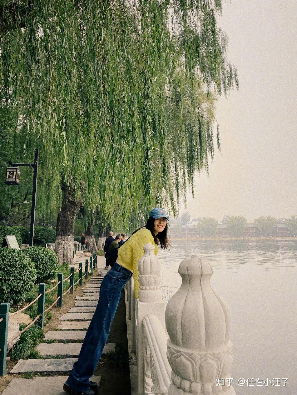 刘雯身穿斜纹软呢夹克搭配阔腿裤潇洒又性感走路带风气场满分