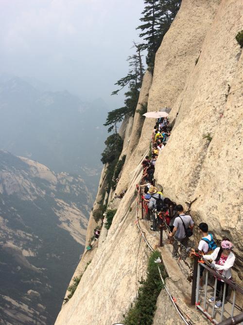 华山男子张开双臂跳崖疑似轻生,对此你怎么看?