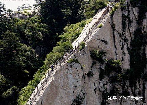 华山第五险:苍龙岭 这条鲤鱼脊的险道就是著名的苍龙岭,两边是千仞