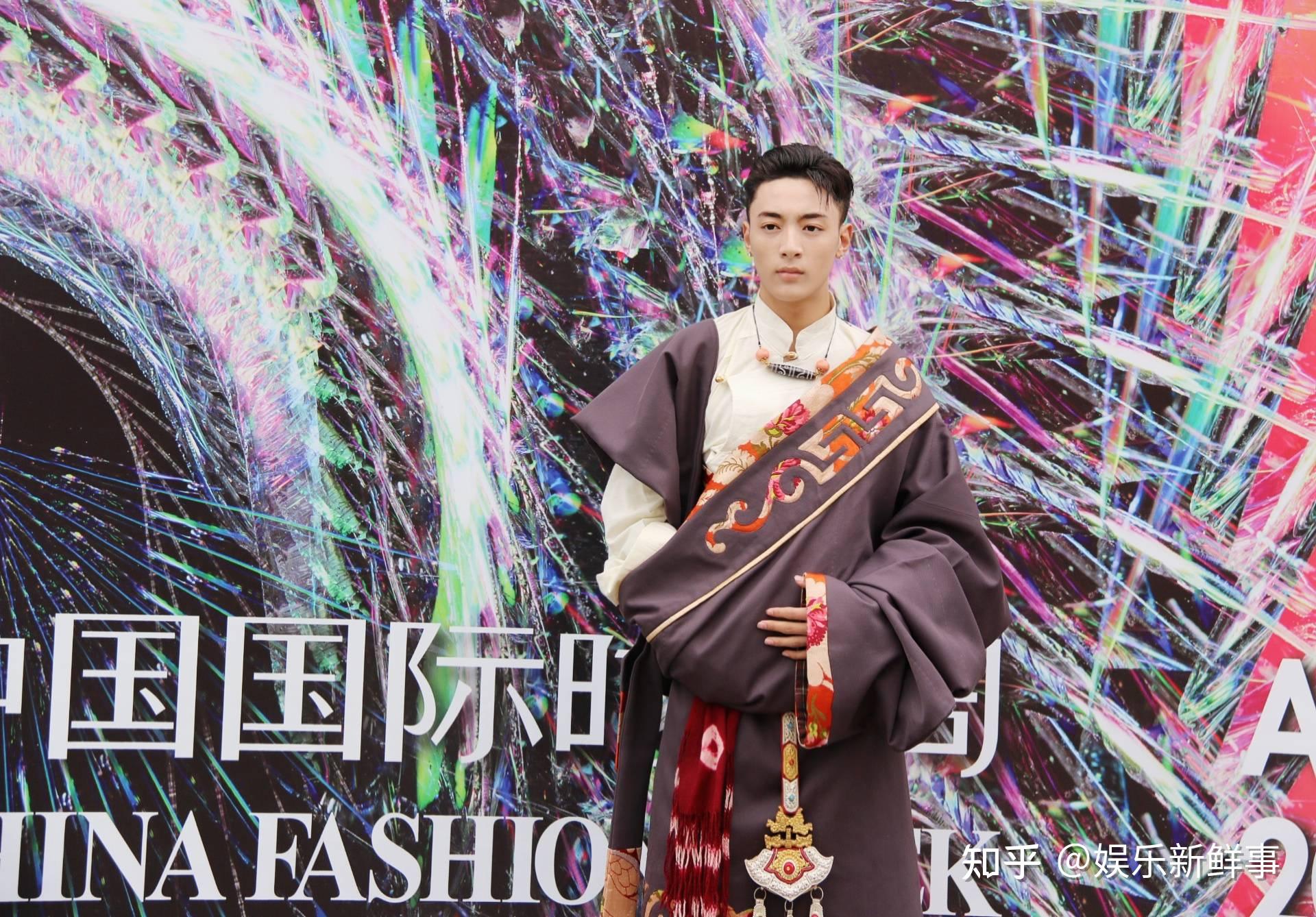 来自四川卫视《藏风美少年》的两位少年布瓦和花丹身着藏族传统服饰