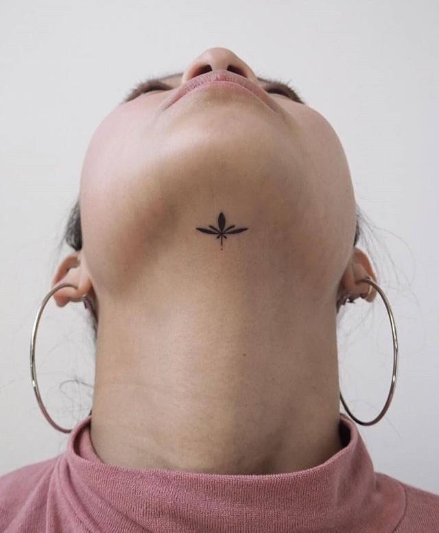 下巴抬起来才能看到的纹身|顺便关于刺青聊几句