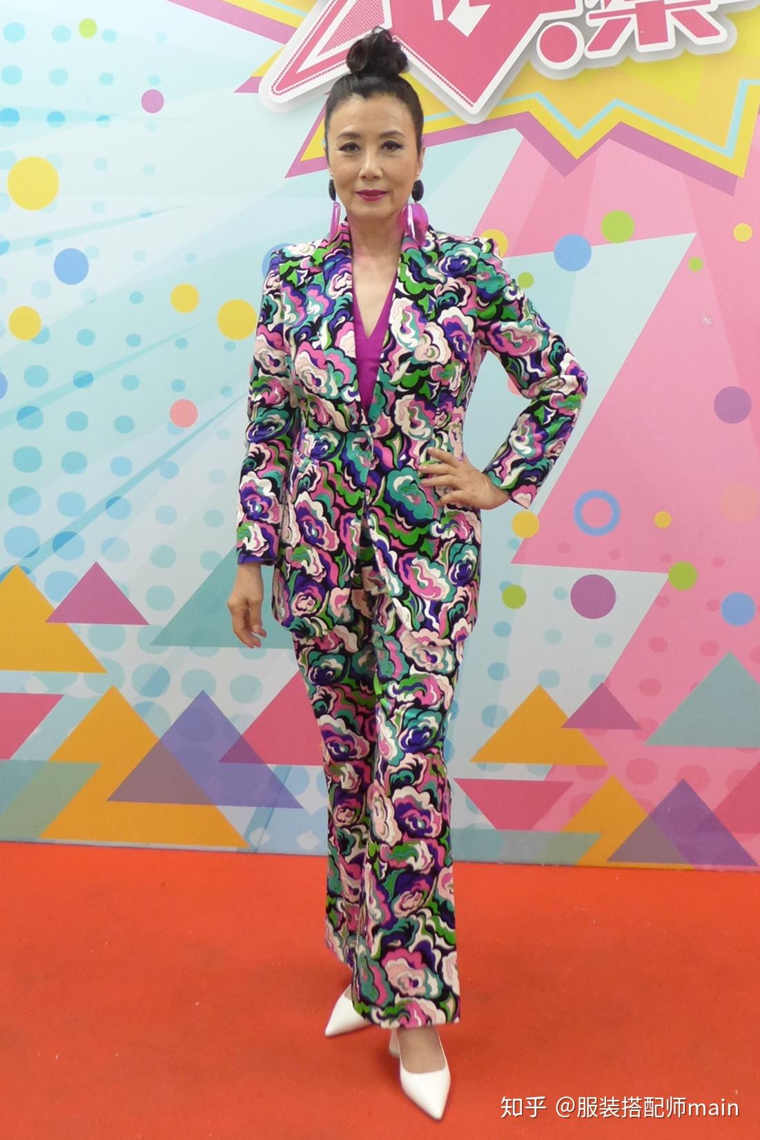 汪明荃新造型越来越突破烟熏妆配粉唇好娇媚72岁还这么爱折腾