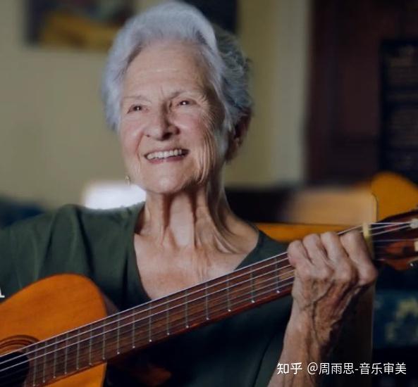 她95岁获最佳新人奖,你还在不争气的问学音乐晚不晚?