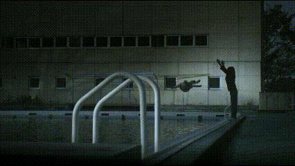 然而女儿最终在游泳池中溺水身亡班级教师森口悠子全然无视这片混乱