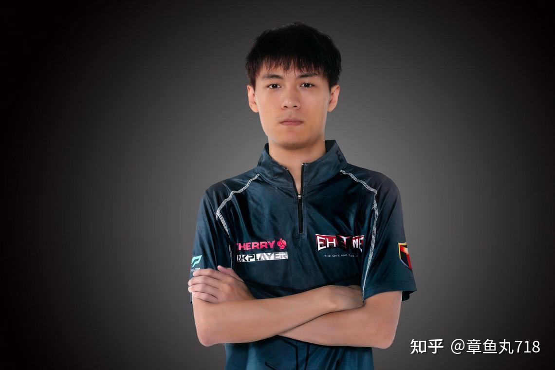 当时他和前俱乐部即lgd产生了一些不愉快,跟老板ruru在网上展开了论战