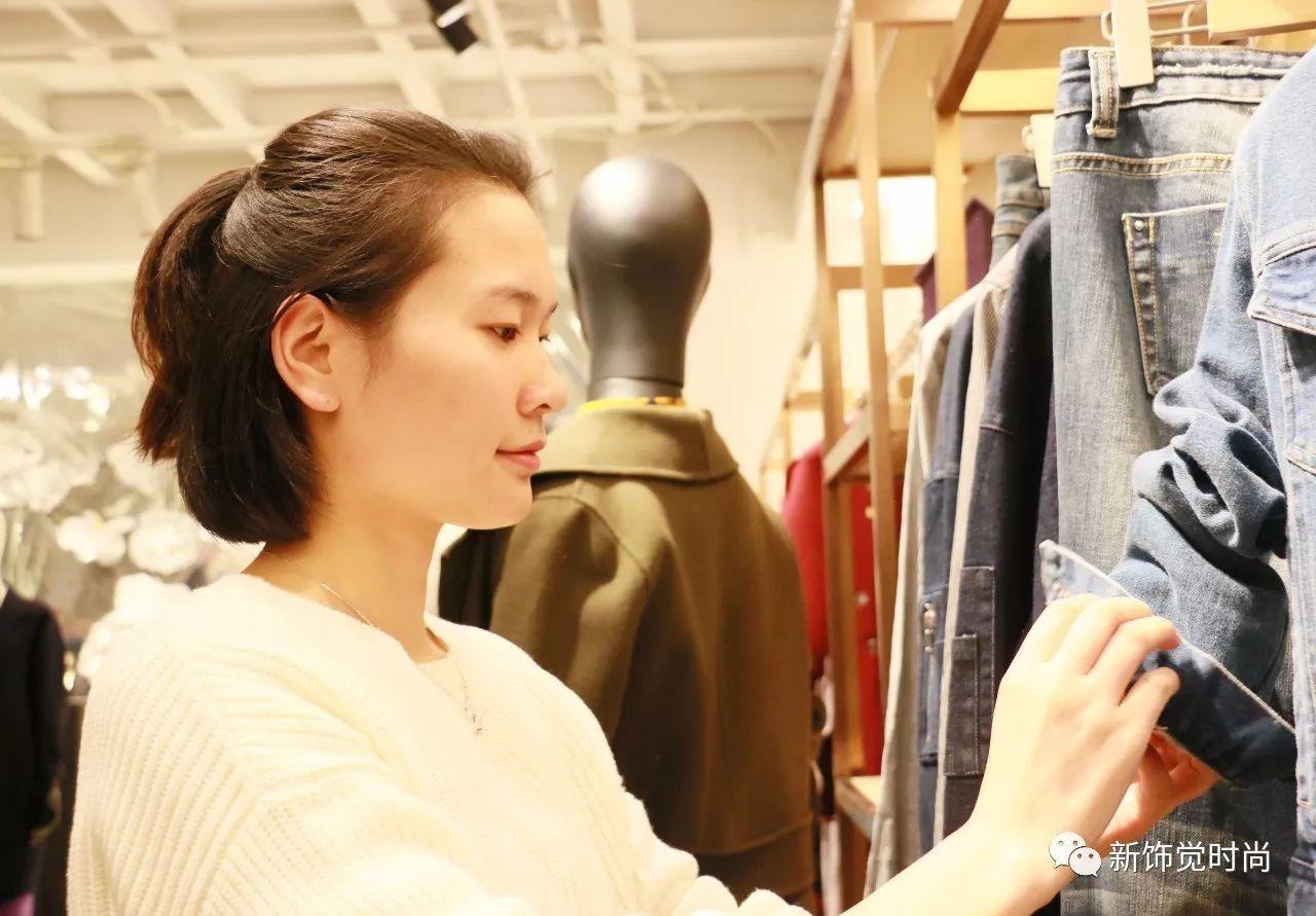 一名有文化的陈列师可能需要懂得服装年代流行趋势