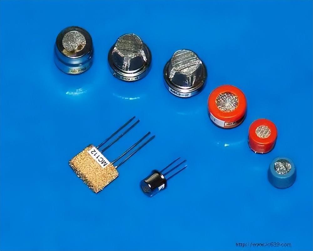 后电阻率发生变化的一种功能陶瓷,属于一类对气体敏感的半导体材料