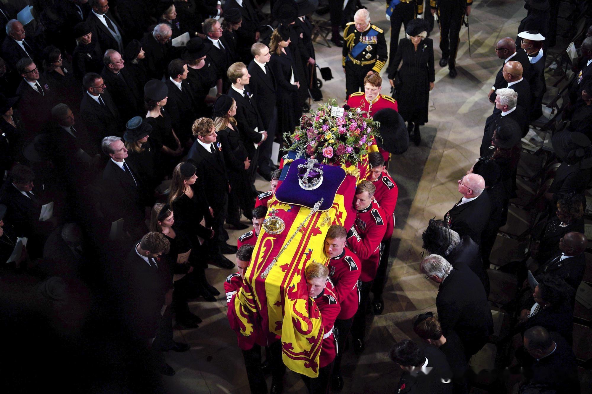 美联社照片:在女王的葬礼上展示了一个王室的悲伤 