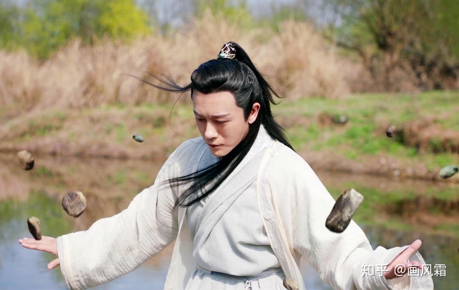 倚天屠龙记中,杨逍和范遥谁的武功更强?其实范