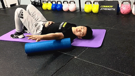 前侧:俯卧(以左侧为例),将左手大臂前侧压在泡沫轴上,泡沫轴基本与大