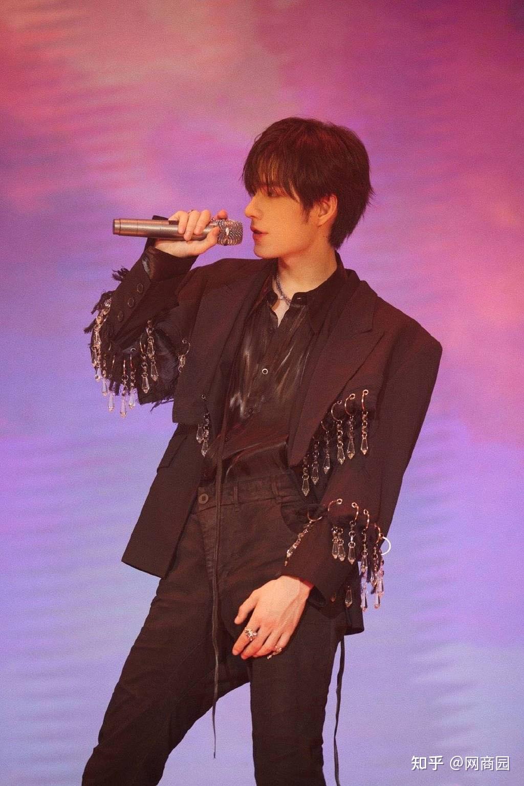 非典型偶像张颜齐他从地下走来身上却带着一身的光