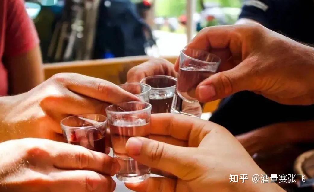 吃饭时习惯喝点白酒的人现状咋样原来一直误会了