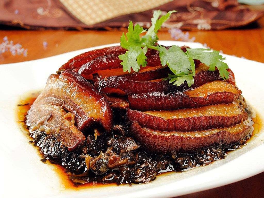 精选土楼梅干菜和土猪肉制作而成,土猪肉,肉质细腻,入口松软;梅干菜